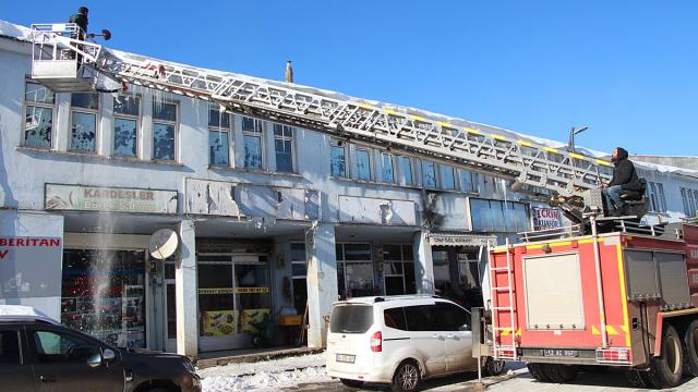 Karlıovada tehlike oluşturan buz sarkıtları itfaiye aracıyla düşürülüyor