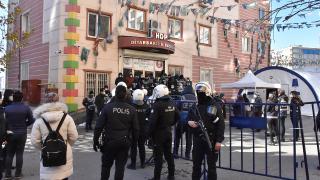 HDP'li milletvekili evlat nöbetindeki ailelere zafer işareti yaptı