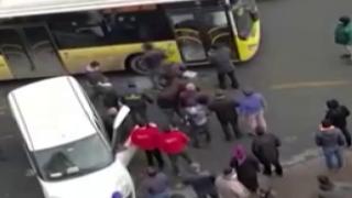 İstanbul’da otobüsün camını kırıp şoföre saldırdılar