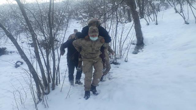 Validen jandarmaya övgü: Bir yiğit, bir anayı sırtlamış...