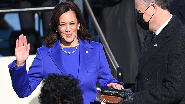 ABDnin ilk kadın başkan yardımcısı Kamala Harris göreve başladı