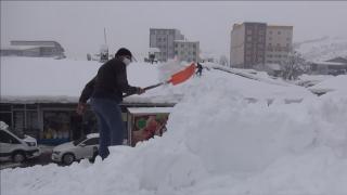 Ekmeklerini çatıda biriken kardan kazanıyorlar