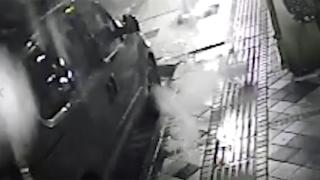 Çatıda biriken yüzlerce kiloluk kar kütlesi aracın üstüne düştü