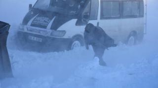 Tipide mahsur kalan araçlardaki 30 kişi kurtarıldı