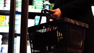 Marketlerde mesai tedbirlerle sürüyor