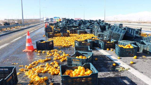 Tır dorsesinin kapağı açıldı, tonlarca limon yola saçıldı