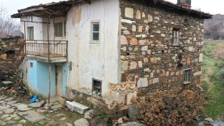 17 asırdır lahit, yarım asırdan fazladır ise duvar