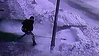 Buz kütlesinin altında kalmaktan son anda kurtuldu