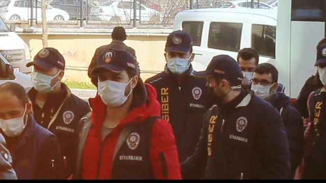 Sokağa çıkma kısıtlamasında tespit edip sabah gözaltına aldılar