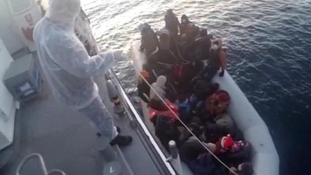 İzmirde Türk kara sularına itilen 32 sığınmacı kurtarıldı