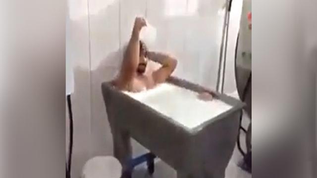 Kazanda süt banyosu yaptı, beraat edip tazminat kazandı