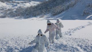 Koronavirüsle mücadele için karlı yolları aşıyorlar