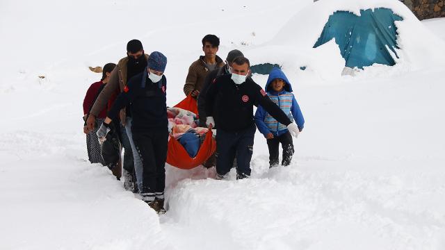 Kapanan yollarda mahsur kalanların imdadına ekipler koştu