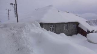 Muş'ta tek katlı evler kar altında kaldı