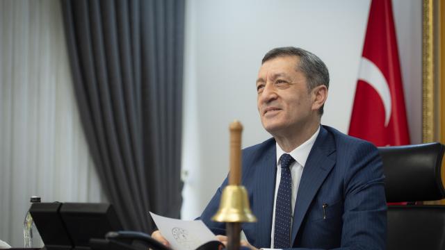 Bakan Selçuktan öğrenci ve öğretmenlere duygusal mesaj
