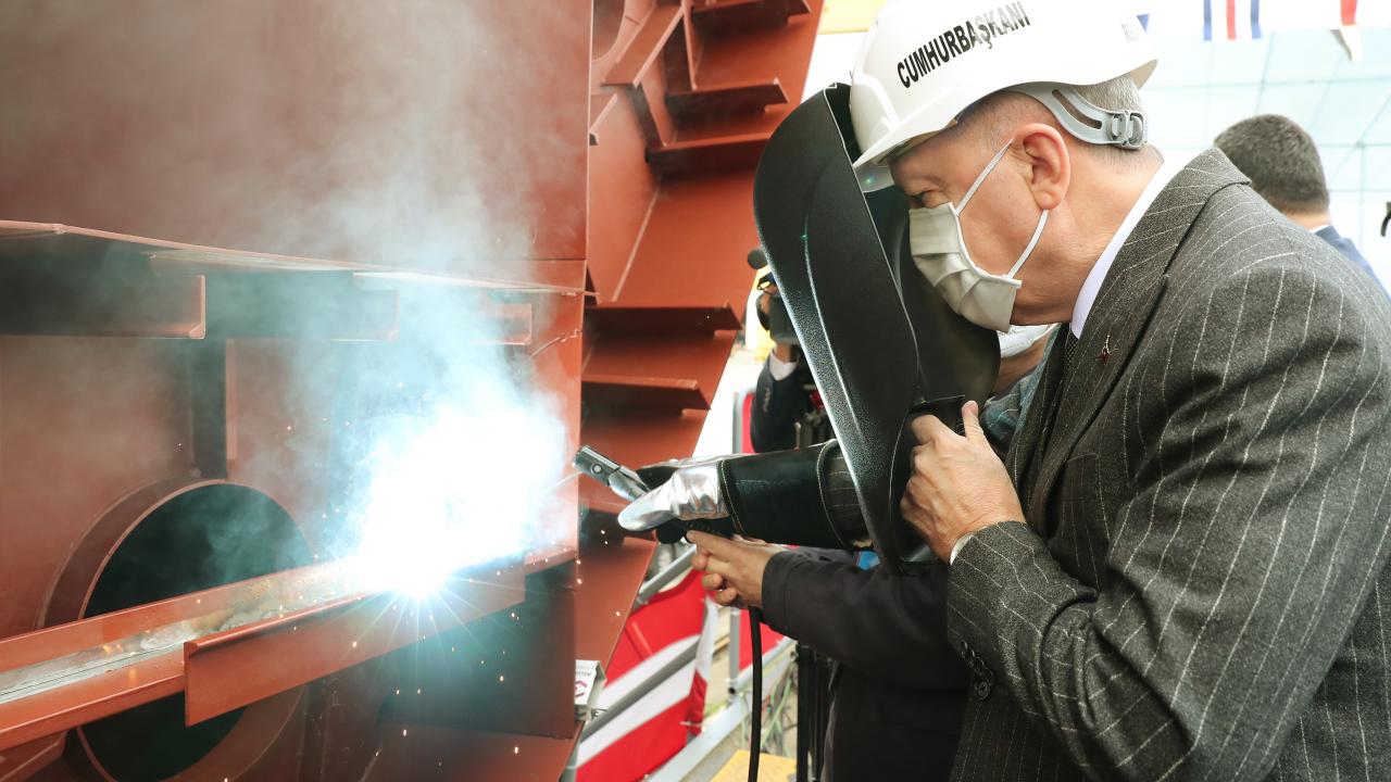  Cumhurbaşkanı Erdoğan, törende gemiye ilk kaynağı gerçekleştirdi.