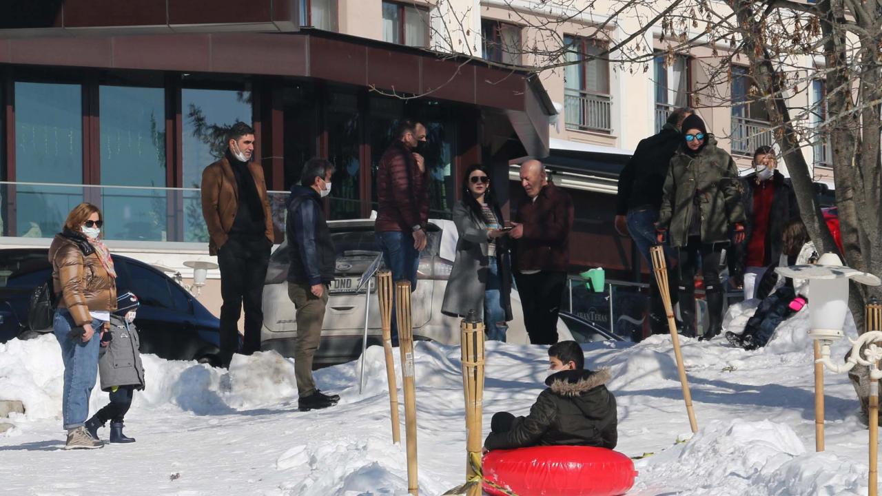 Abant Tabiat Parkı`nı tercih edenler kar topu oynadı, şambrelle kaydı