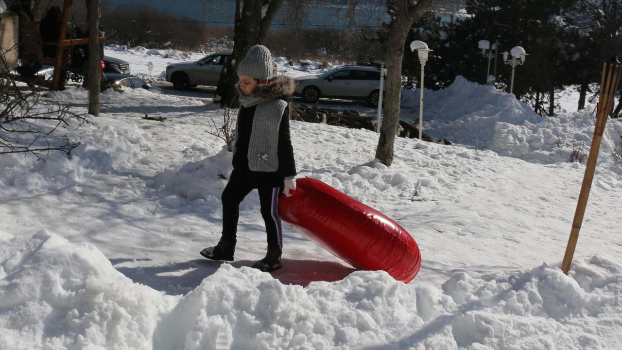 Bölgede bulunan otelin yöneticisi Hikmet Yeşilkaya da otellerin salgın tedbirlerine uygun hizmet verdiğini vurgulayarak,