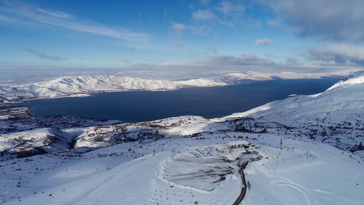 Göl manzaralı Hazarbaba Kayak Merkezi 
