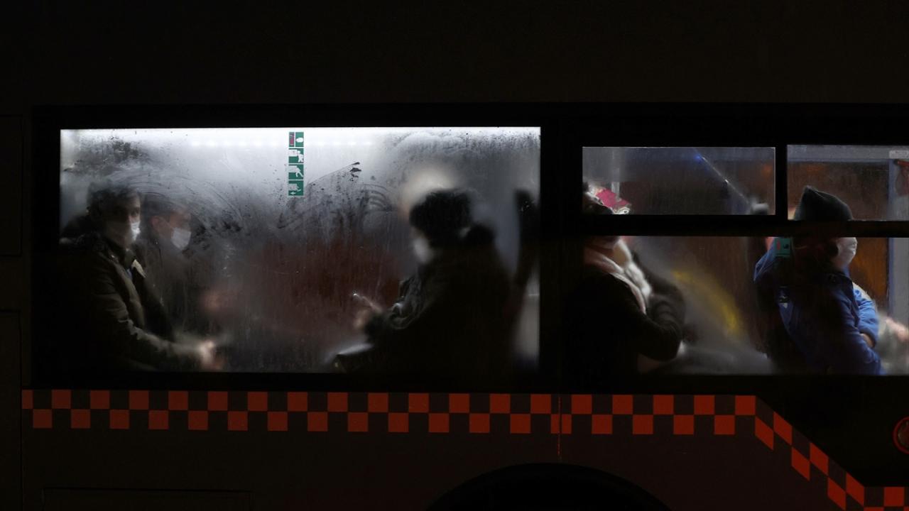 Fatih Sultan Mehmet ve 15 Temmuz Şehitler Köprüsü`nde Anadolu`dan Avrupa`ya geçişlerde yoğunluk görülüyor.