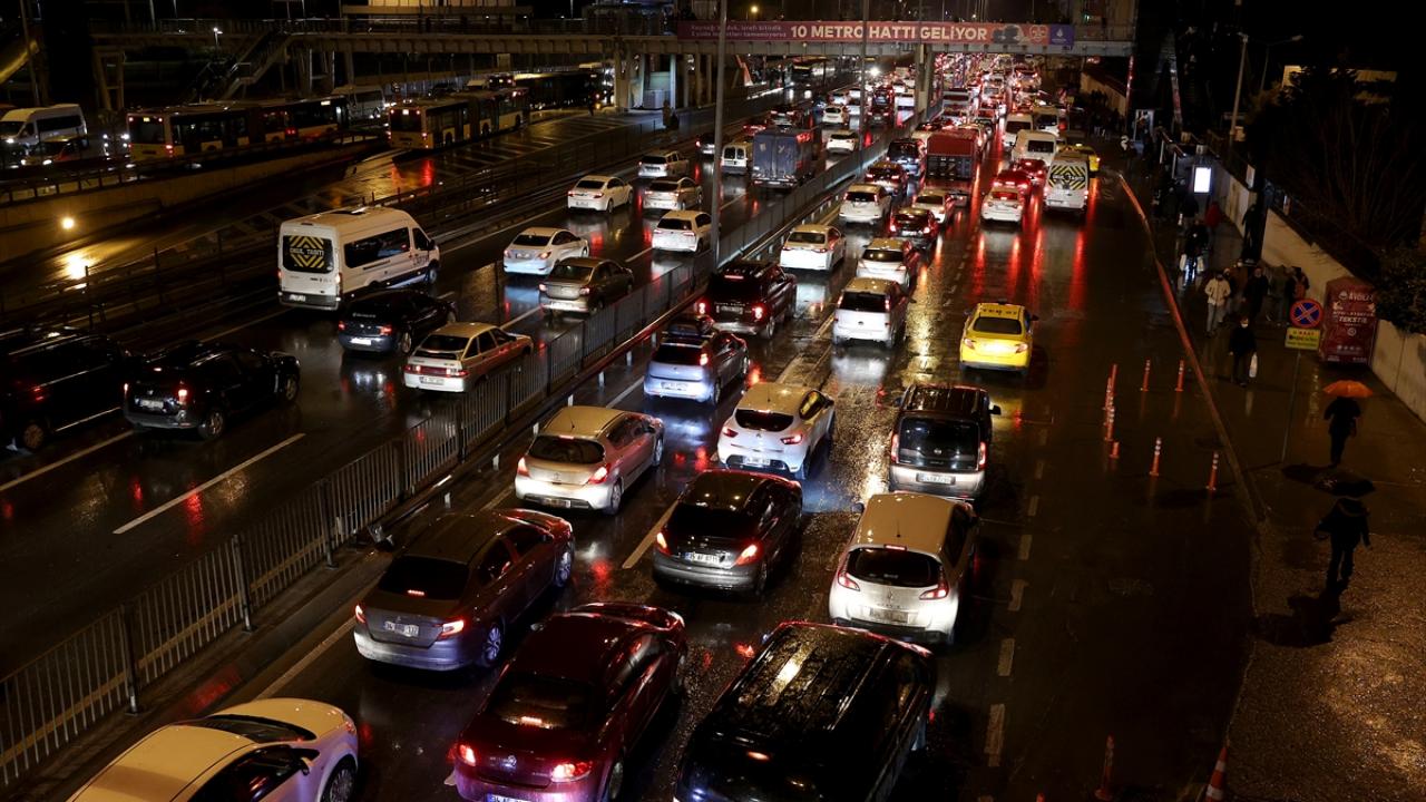 Sokağa çıkma kısıtlaması saat 05.00 itibarıyla sona erdi. İstanbullular işe gitmek için sabah saatlerinde yollara düştü.