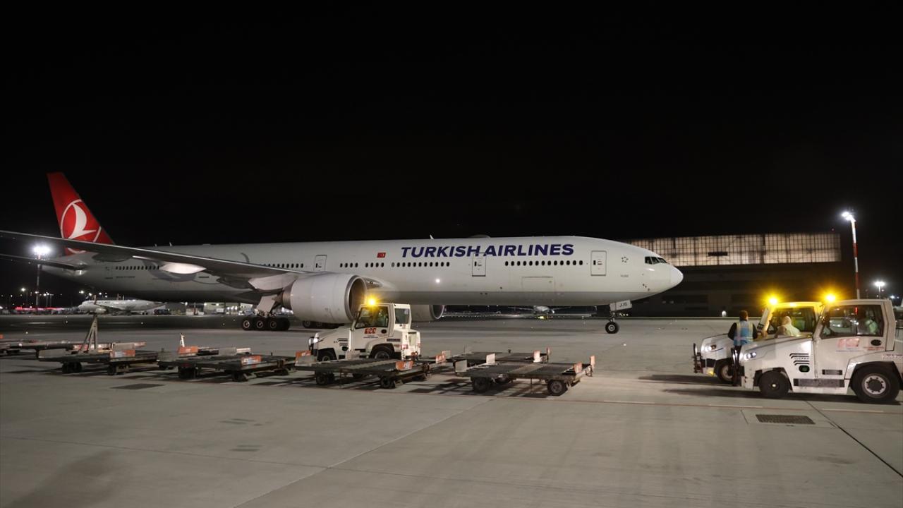COVID-19 aşılarını taşıyan Türk Hava Yolları`na ait "TK 6175" sefer sayılı "Boeing 777" tipi uçak, saat 06.15`te İstanbul Havalimanı`na indi.