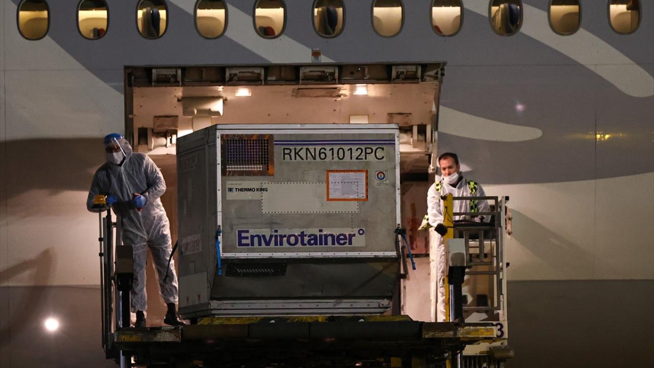 Çin`in başkenti Pekin`deki havalimanından gece saatlerinde hareket eden uçağın İstanbul`a inişiyle aşıların bulunduğu konteynerler, gümrük işlemlerinin ardından uçaktan alınarak depolara taşınmaya başlandı.