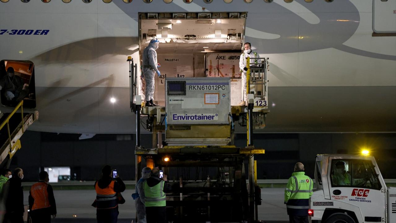 Uçakla, inaktif aşıların 10 milyon doz olan 2. sevkiyatının ilk bölümünü oluşturan 6,5 milyon doz aşı getirildi.