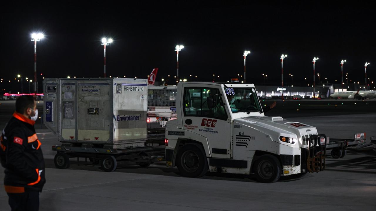 Bu süre içinde aşılardan alınan numuneler Türkiye İlaç ve Tıbbi Cihaz Kurumu’nda incelenecek.