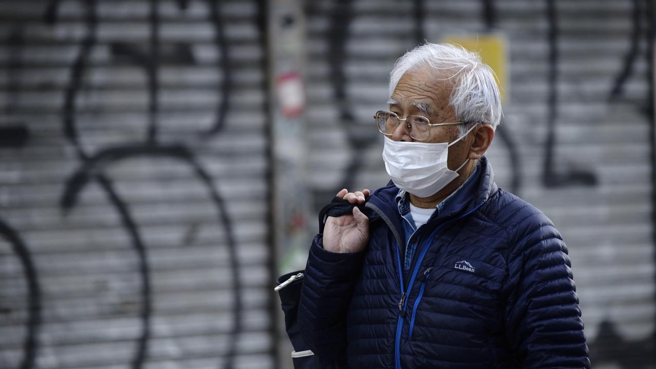 Kapasite sıkıntısı sebebiyle hastalar evlerinde beklemeye zorlanırken, bazıları bu şartlarda hayatını kaybetti.