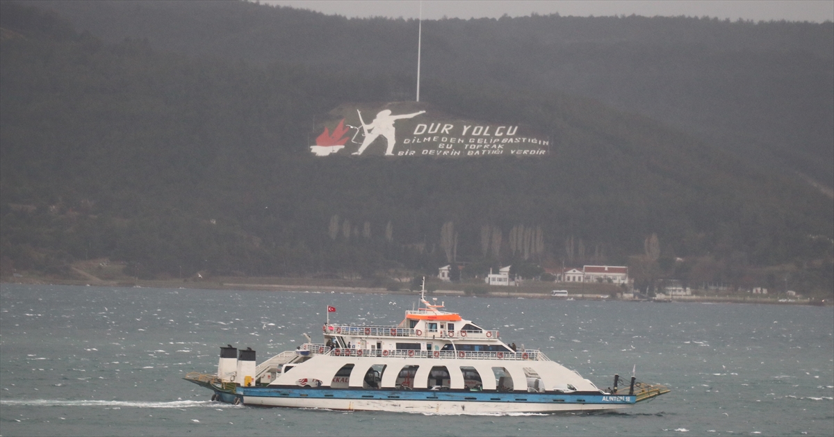 Çanakkale Boğazı ile adalar hattında ulaşımı sağlayan GESTAŞ AŞ`den yapılan açıklamada, fırtına nedeniyle Gelibolu-Lapseki feribot seferlerinin geçici olarak durdurulduğu bildirildi.