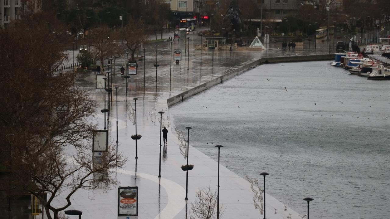 Çanakkale Boğazı`nda fırtına, deniz ulaşımını olumsuz etkiliyor.