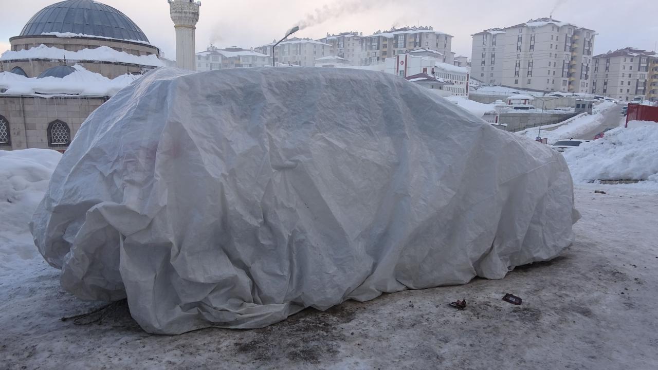 1900 rakımıyla Türkiye`nin en yüksek yerleşim alanlarından olan Yüksekova`da geceleri hava sıcaklığının, eksi 20 dereceye kadar düşmesi, ağaçların da buz tutmasına neden oldu.