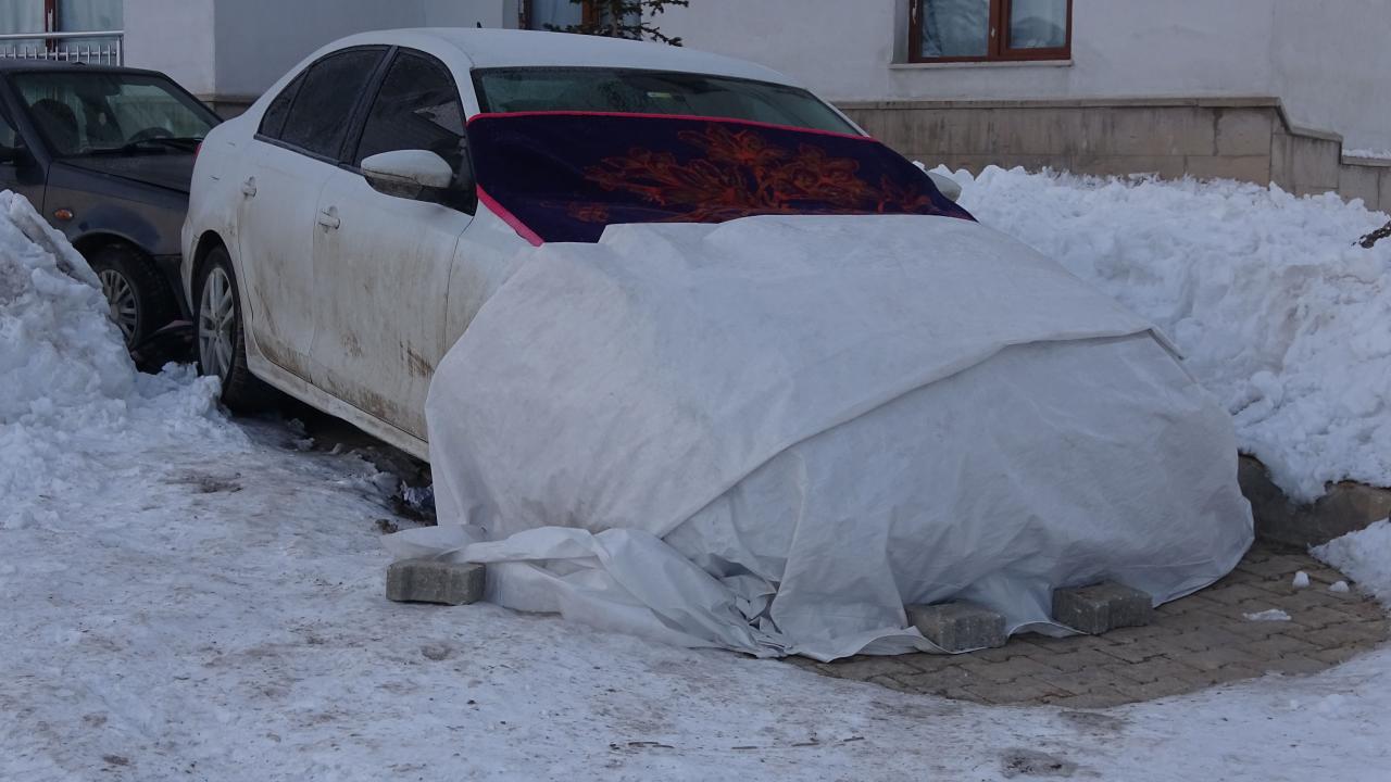 Sürücüler evlerinin önündeki araçların üzerini naylon, battaniye ve brandayla kapatmaya çalıştı. 