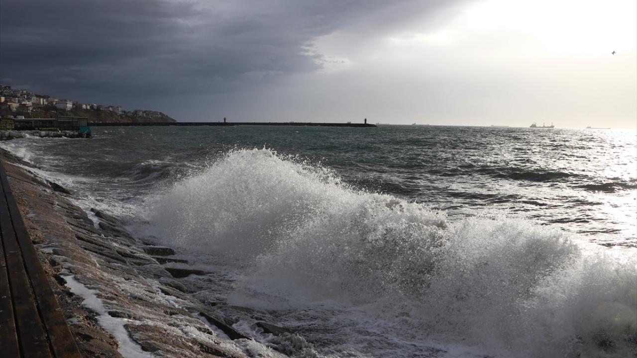 Yerli ve yabancı bandıralı 13 şilep ve tanker, hızı zaman zaman saatte 50 kilometreye ulaşan lodos nedeniyle 2 gündür Tekirdağ sahilinde bekliyor.