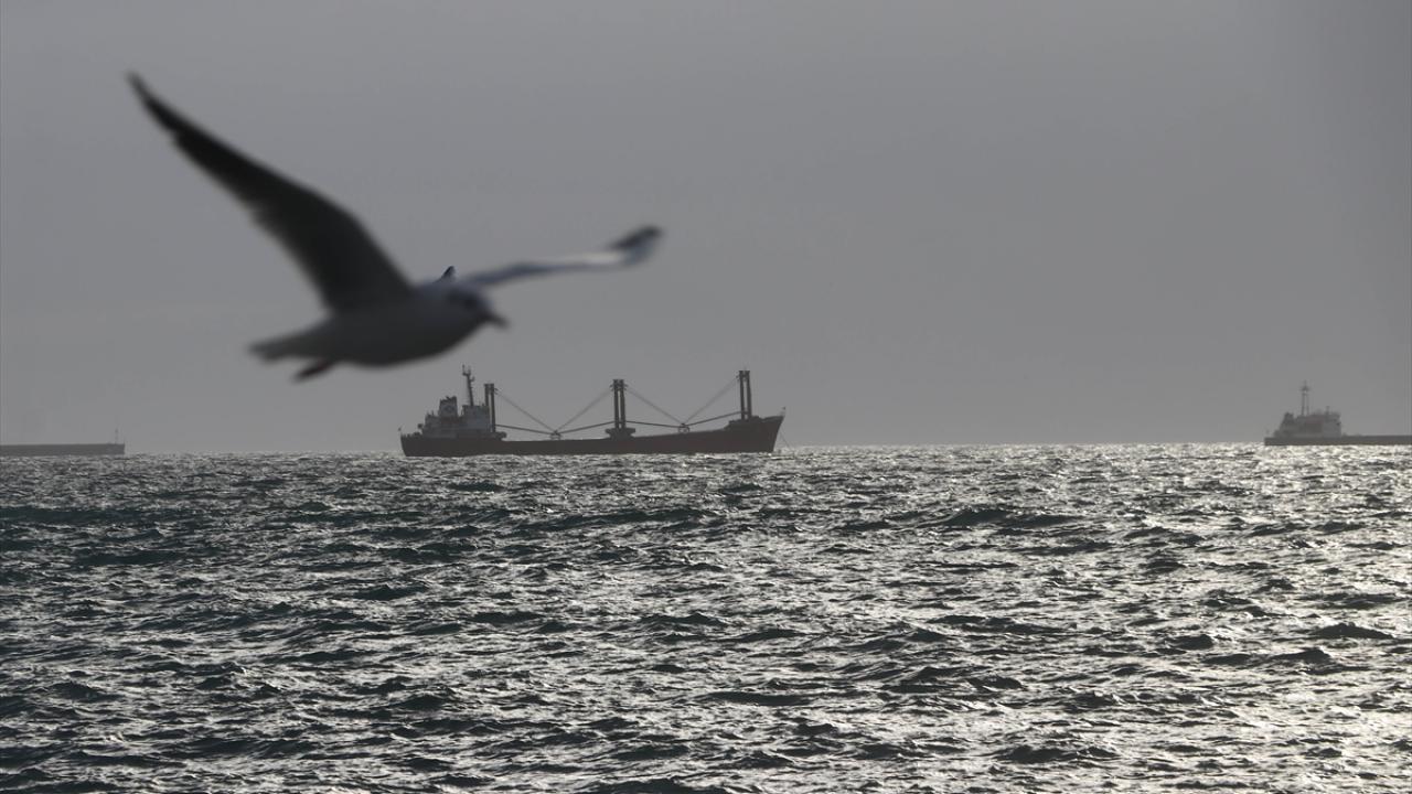 Gemiciler, yola çıkmak için rüzgarın dinmesini bekliyor.