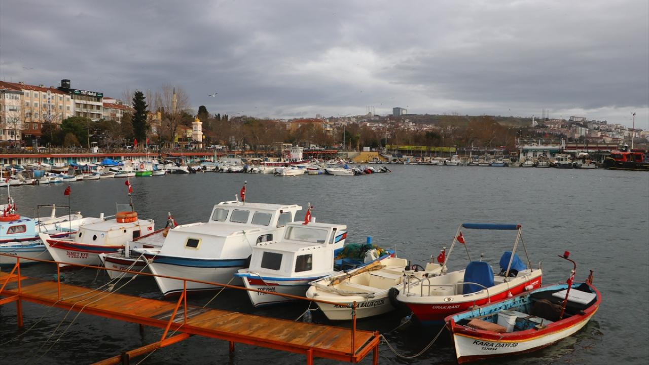 Lodos, balıkçıları da olumsuz etkiledi. Etkili rüzgar nedeniyle denize açılamayan balıkçılar, kıyıda ağlarını onarıyor.