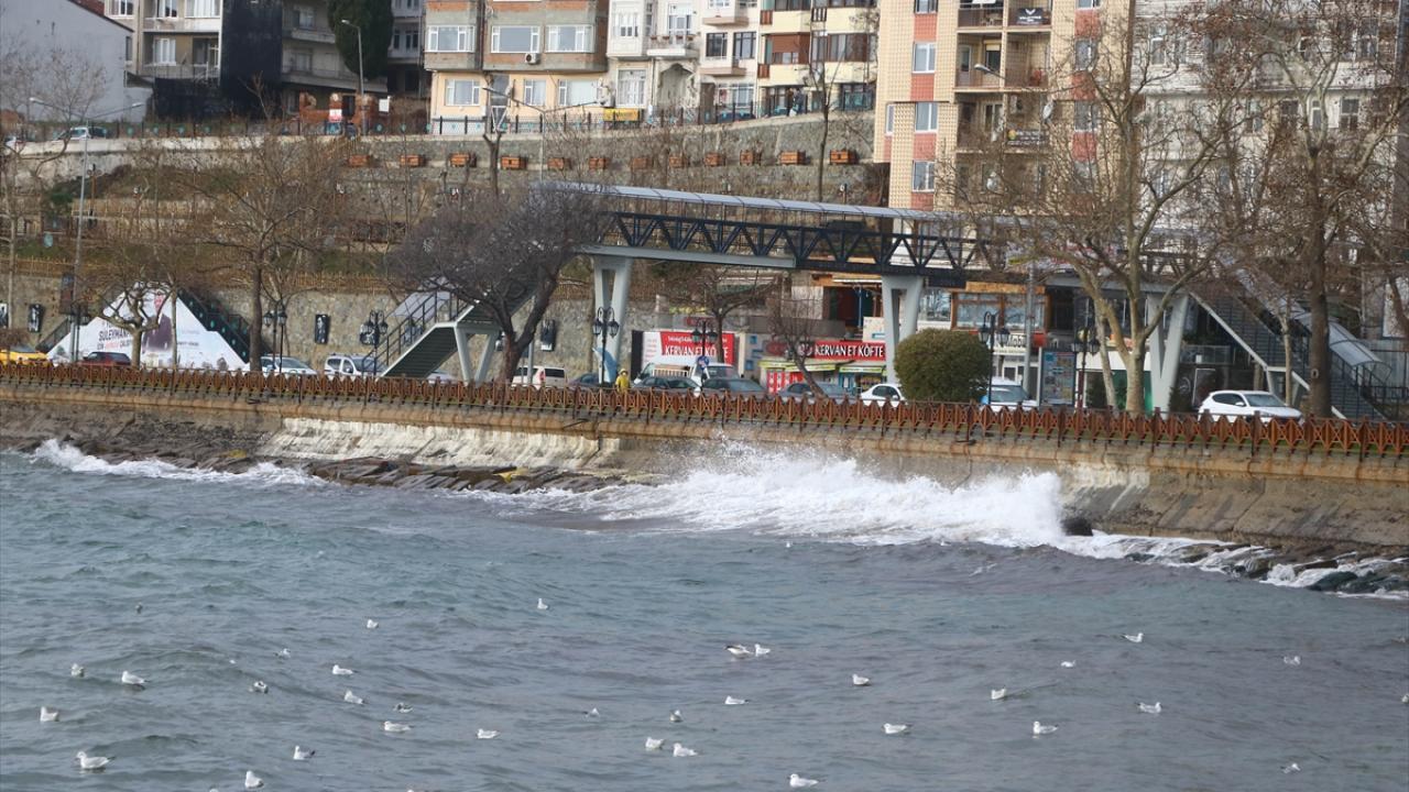 Hava sıcaklığının 12 derece ölçüldüğü kentte lodosun gün boyunca etkili olması bekleniyor.