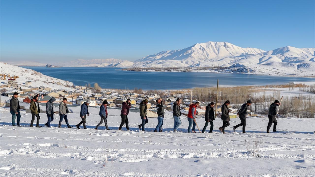 Karla kaplı alanda 6`şarlı iki takım halinde bir sopa ve at kılından yapılan topla oynanan oyun, nesilden nesile aktarılan ve yöre halkının en sevdiği oyunların başında geliyor.