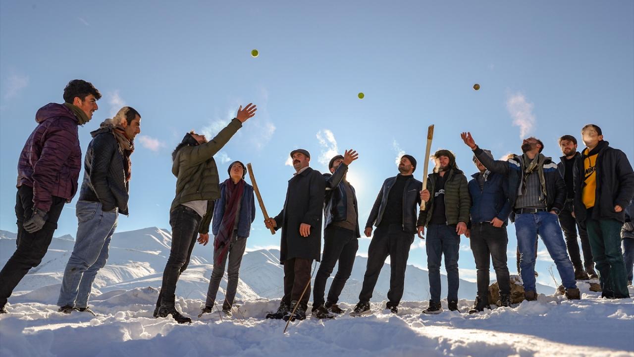 Doğu Anadolu Bölgesi`ndeki Van, Şırnak ve Hakkari`de "topa garane"nin yanı sıra "guhşegi" ve "topa kılle" adıyla da bilinen beyzbol oyunu, 7`den 70`e herkesin ilgisini çekiyor. 