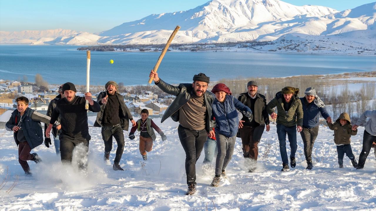 Soğuk havaya aldırış etmeden karlı tepedeki araziye çıkan mahalle sakinleri, eğlenceli anlara sahne olan oyunla günün yorgunluğunu atıyor.