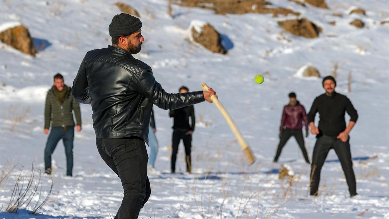 Mahalle sakinlerinden Ercan Tubtemur, geleneksel hale getiren oyunu yaşatarak gelecek nesillere aktarmaya çalıştıklarını söyledi. 