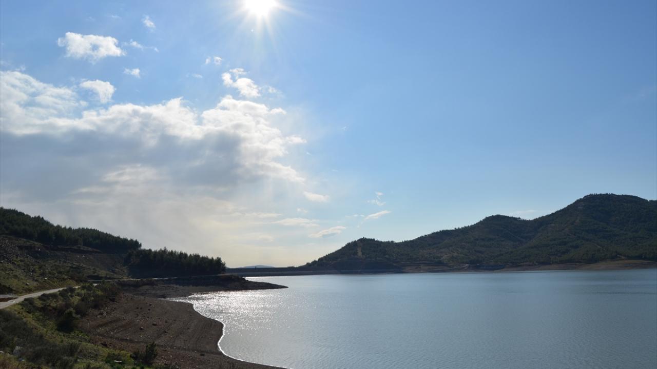 Yesemek Mahallesi Muhtarı Mustafa Güneş, gazetecilere yaptığı açıklamada, son kar ve yağmurlarla çiftçinin yüzünün güldüğünü; yağışların düzenli yağmasıyla barajın dolmasını ümit ettiklerini söyledi.