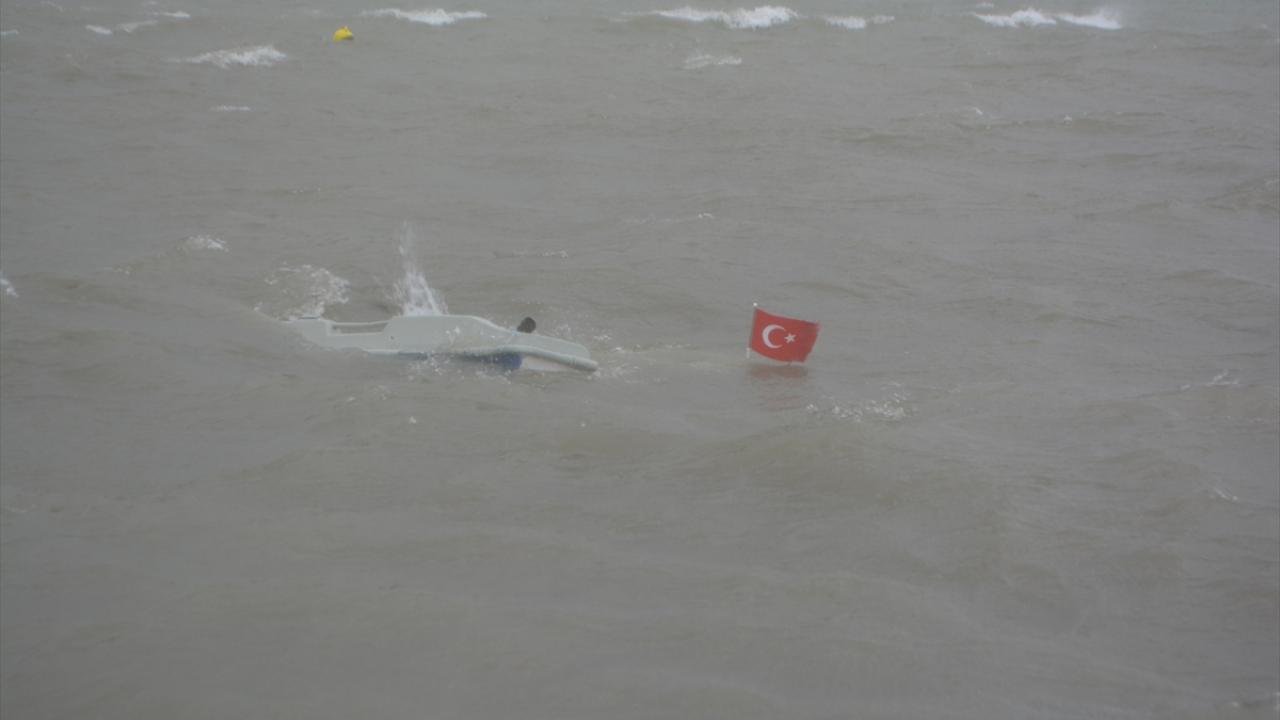 Yağış ve lodos, Aliçetinkaya Mahallesi sahil şeridindeki küçük balıkçı teknelerinden bazılarının parçalanmasına ve batmasına neden oldu.