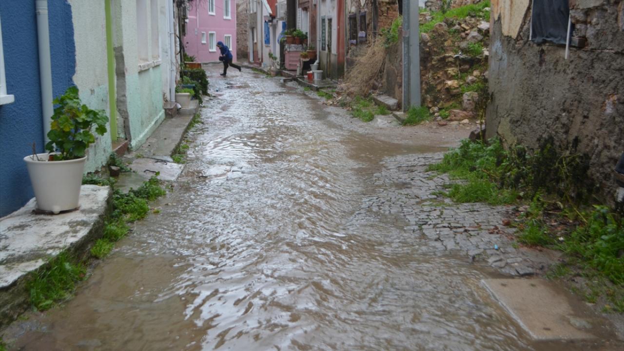 İlçede hızı zaman zaman 75 kilometreye ulaşan lodos ve sağanak, yaşamı olumsuz etkiledi.