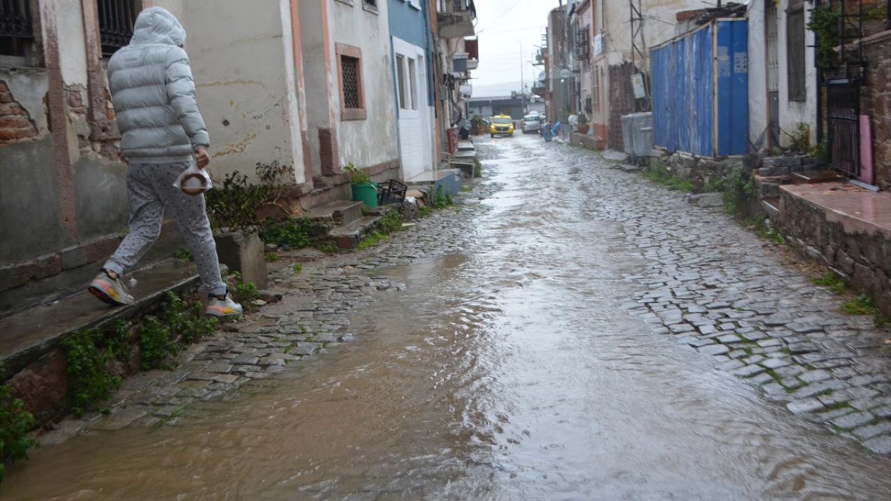 Sarımsaklı ve Altınova mahallelerinde bazı evlerin bodrum katlarını su bastı.