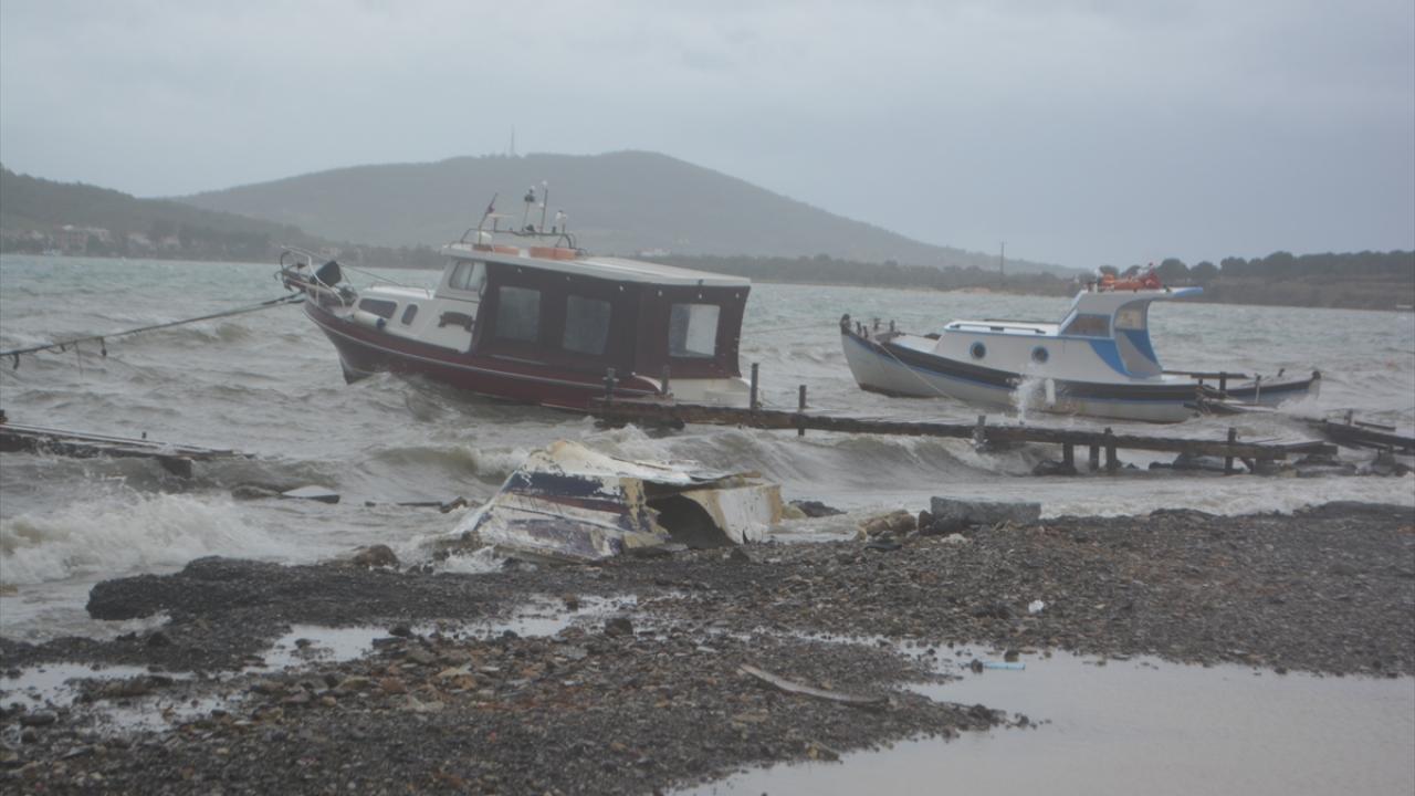 Büyükşehir Belediyesi Balıkesir Su ve Kanalizasyon İdaresi ile Ayvalık Belediyesine bağlı ekipler, tıkanan rögarları açma ve suları tahliye çalışması başlattı.