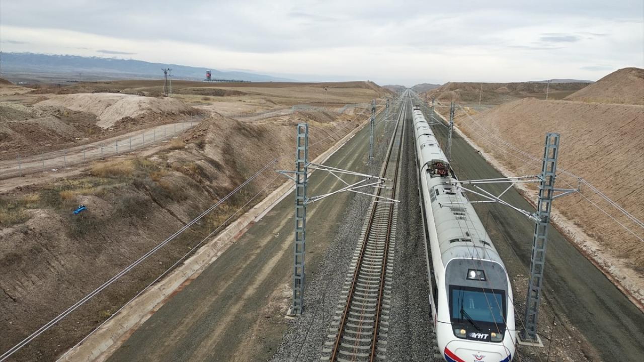 Ankara-Sivas Yüksek Hızlı Tren (YHT) hattında performans testi için Ankara`dan hareket eden tren Yozgat`tan geçti.