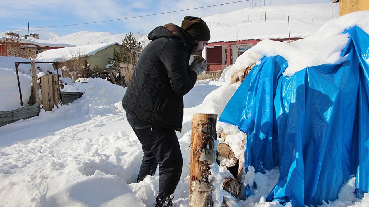 İlçede fırın işleten esnaf, ekmek pişirmek için karın altından çıkardıkları odunları hazırlıyor.