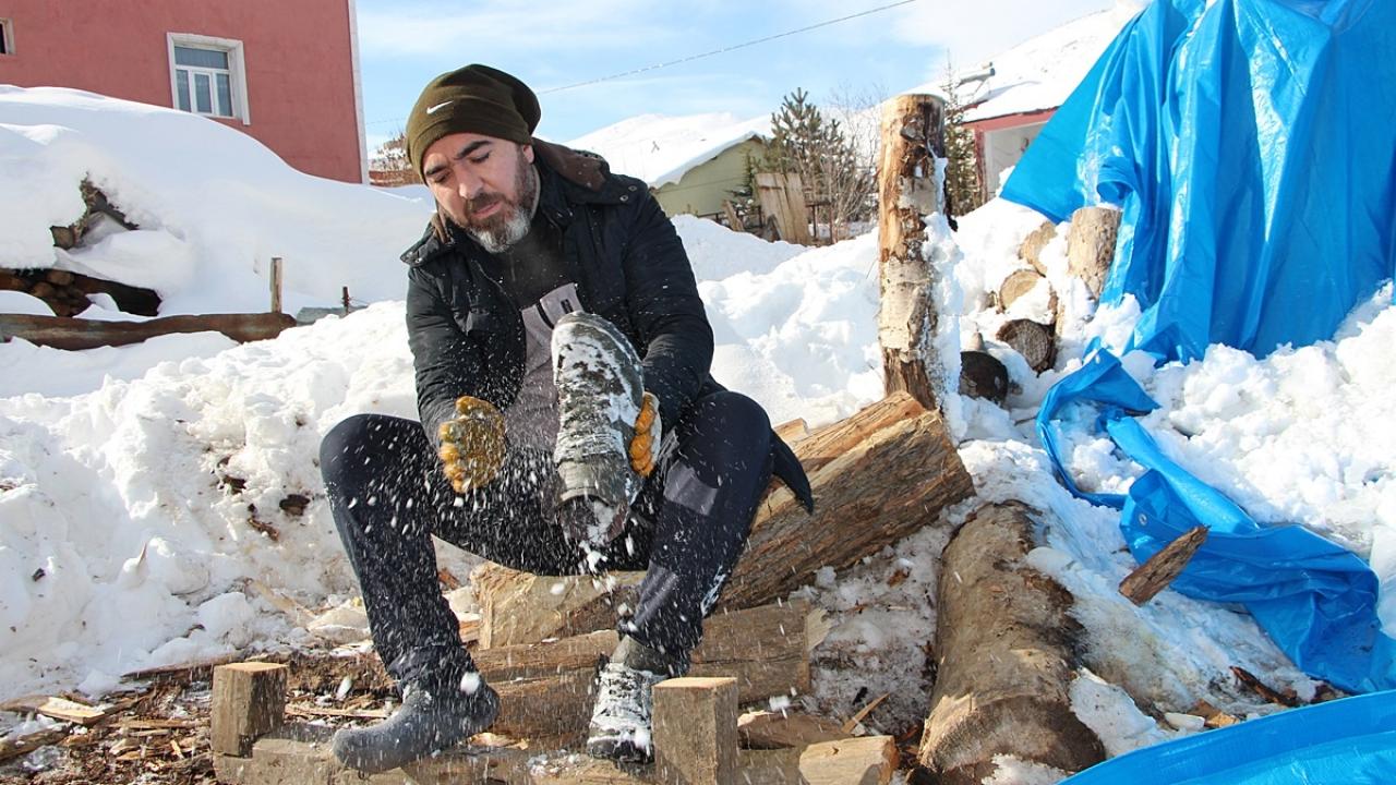 Her gün sabahın erken saatlerinde iş yerlerini açan esnaf, soğuk havada karın altında kalan odunları çıkartmak için uğraş veriyor.